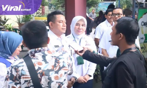 Nampak Kadis Perindag Palembang Isnaini madani, Camat Seberang Ulu Dua Arya Andriana dan Lurah 16 Ulu Syahril Ramadhan Saat diwawancarai awak media. Foto : Viralsumsel/Nto