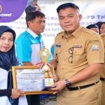 Sekda Kota Palembang H. Aprizal Hasyim Saat Memberikan Penghargaan Kepada Masyarakat Peduli Sungai. Foto : Istimewa