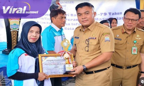 Sekda Kota Palembang H. Aprizal Hasyim Saat Memberikan Penghargaan Kepada Masyarakat Peduli Sungai. Foto : Istimewa