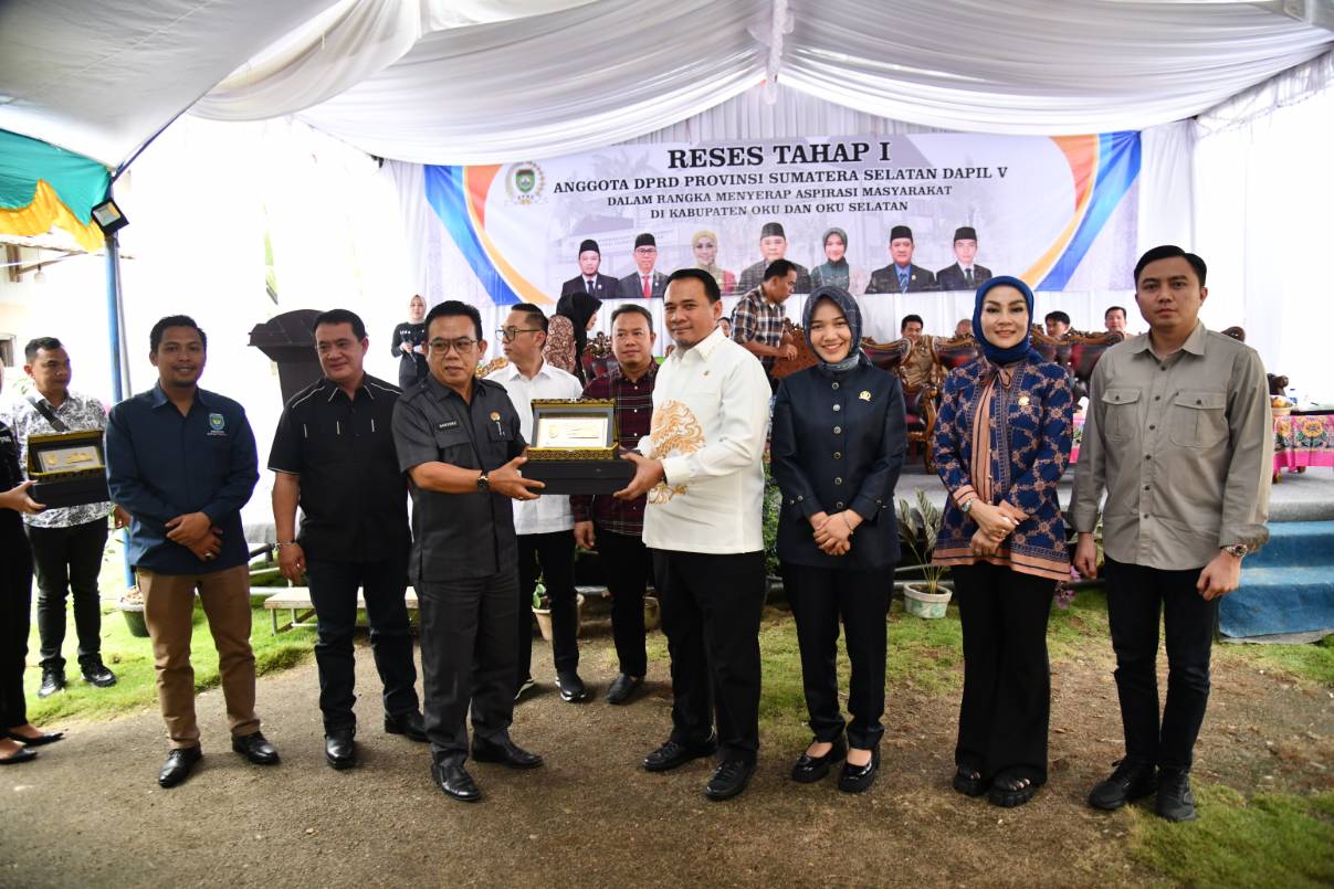Ketua DPRD Provinsi Sumsel, Andie Dinialdie, SE., MM menerima aspirasi masyarakat saat reses di Kabupaten Ogan Komering Ulu (OKU). Foto : viralsumsel.com /ril