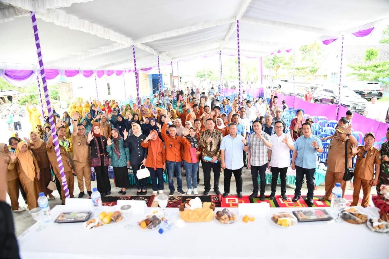 Ketua DPRD Provinsi Sumsel, Andie Dinialdie, SE., MM bersama enam anggota DPRD Sumsel dapil V pose bersama masyarakat saat reses di Kabupaten Ogan Komering Ulu (OKU). Foto : viralsumsel.com /ril