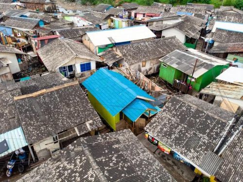 Mengubah Hidup dengan Inovasi: Merevolusi Perumahan dengan Atap Daur Ulang di Indonesia. Foto: viralsumsel.com