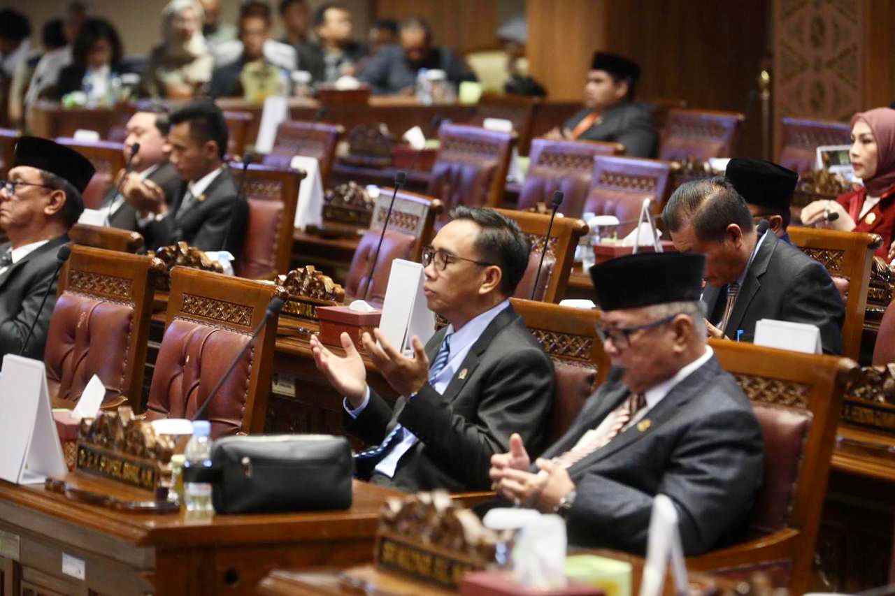 Suasana Rapat Paripurna Penetapan Pasangan Calon Gubernur dan Wakil Gubernur Terpilih di Ruang Rapat Paripurna DPRD Sumsel, Senin (13/1/2025). Foto : viralsumsel.com /win