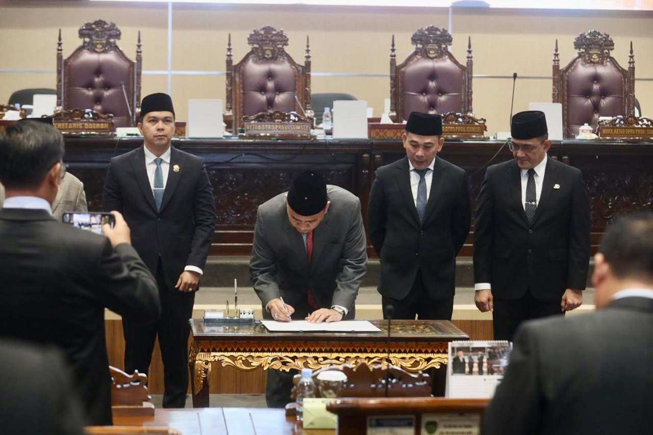 Ketua DPRD Sumsel, Andie Dinialdie saat penandatanganan berita Penetapan Pasangan Calon Gubernur dan Wakil Gubernur Terpilih di Ruang Rapat Paripurna DPRD Sumsel, Senin (13/1/2025). Foto : viralsumsel.com /win