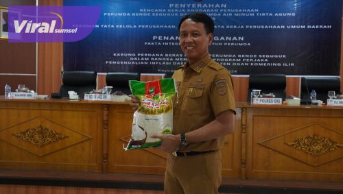 Penjabat Bupati Ogan Komering Ilir (OKI), Asmar Wijaya secara resmi meluncurkan produk beras “Kajang” yang diproduksi oleh Perumda Bende Seguguk. Foto : viralsumsel.com/zep