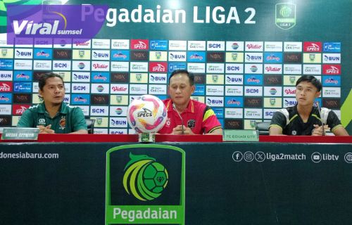 Pelatih Kepala FC Bekasi City, Widiantoro (tengah) bersama gelandang Mirza Zakaria dalam sesi jumpa pers sebelum laga kontra Sriwijaya FC. Foto : viralsumsel.com /asa