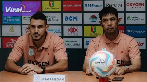 Pelatih PSMS Medan, Nil Maizar (kanan) saat memberikan keterangan pada awak media. Foto : lib