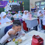 Sekda Palembang Aprizal Hasyim Tinjau Pelaksanaan Program Makan Gizi Gratis di SDN 25 Palembang. Foto : viralsumsel.com /nto