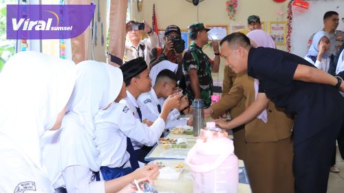 Kepala Dinas Pendidikan Palembang Pastikan Program Makan Bergizi Gratis Berjalan Lancar. Foto : viralsumsel.com /nto