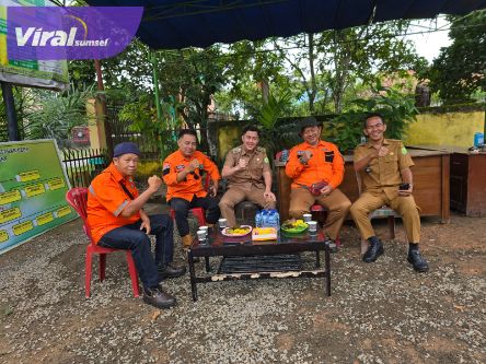 Camat Babat Toman Ajak DLH dan PUPR Muba 'Ngopi', Respon Permasalahan Sampah Hingga Lampu Jalan. Foto : viralsumsel.com /dev