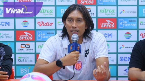 Pelatih Dejan FC yang juga mantan bintang tim nasional Indonesia, Budi Sudarsono memuji atmosfer sepak bola Aceh di kandang Persiraja Banda Aceh. Foto : lib