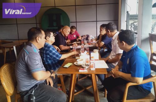 Sekretaris Umum Asosiasi Provinsi (Asprov) PSSI Sumsel, AKBP (P) H. Syahril Musa, SH memimpin rapat persiapan Liga 4 . Foto : viralsumsel.com /asa