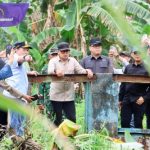 Pj Gubernur Elen Setiadi Dampingi Wamendagri Tinjau Saluran Irigasi Pertanian di Kawasan Tanjung Lago Banyuasin. Foto : viralsumsel.com /win