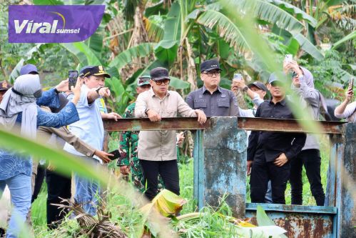 Pj Gubernur Elen Setiadi Dampingi Wamendagri Tinjau Saluran Irigasi Pertanian di Kawasan Tanjung Lago Banyuasin. Foto : viralsumsel.com /win