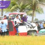 Pj Gubernur Sumsel Elen Setiadi Dampingi Menko Pangan Zulkifli Hasan Panen Raya di Banyuasin. Foto : viralsumsel.com /win