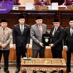 Gerak Cepat, DPRD Provinsi Tandatangani Berita Acara  Penetapan HDCU Sebagai Pasangan Calon Gubernur dan Wagub Sumsel  Terpilih Periode 2025-2030. Foto : viralsumsel.com /win