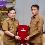 Penjabat (Pj) Gubernur Sumatera Selatan (Sumsel) Elen Setiadi, S.H., M.S.E secara resmi menyerahkan Surat Keputusan (SK) Menteri Dalam Negeri (Mendagri) Republik Indonesia (RI) tentang Perpanjangan Pj Bupati Ogan Komering Ilir (OKI), Asmar Wijaya. Foto : viralsumsel.com /zep