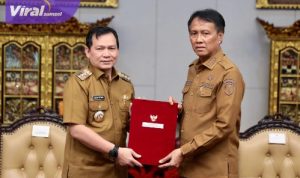 Penjabat (Pj) Gubernur Sumatera Selatan (Sumsel) Elen Setiadi, S.H., M.S.E secara resmi menyerahkan Surat Keputusan (SK) Menteri Dalam Negeri (Mendagri) Republik Indonesia (RI) tentang Perpanjangan Pj Bupati Ogan Komering Ilir (OKI), Asmar Wijaya. Foto : viralsumsel.com /zep