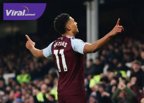 Penyerang Aston Villa Ollie Watkins selebrasi usai cetak gol ke gawang Everton. Foto : igaston