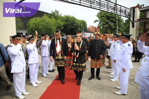 enjabat (Pj) Gubernur Sumatera (Sumsel) Elen Setiadi, S.H., M.S.E  mengapresiasi atas capaian prestasi dan kemajuan Kabupaten Ogan Komering Ulu Selatan (OKUS) di usianya  ke-21 tahun 2025.. Foto : viralsumsel.com /win
