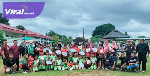 Euforia pemain, tim pelatih dan ofsisial SSB Palembang Soccer Skills usai meraih gelar juara Ajendam 2024, Minggu, 19 Januari 2025. Foto : viralsumsel.com /asa