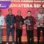 Pj Gubernur Sumsel Elen Setiadi Terima Penghargaan dari KPU Sumsel. Foto : viralsumsel.com /zep