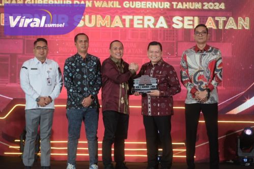Pj Gubernur Sumsel Elen Setiadi Terima Penghargaan dari KPU Sumsel. Foto : viralsumsel.com /zep