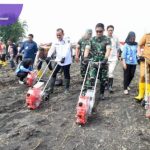 Dukung Program Pemerintah Swasembada Pangan, Sekda Edward Candra Bersama Kapolda Tanam Jagung Serentak di Ogan Ilir. Foto : viralsumsel.com /zep