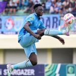 Penyerang Persela Lamongan, Ezechiel Ndouasel beraksi menghadapi PSKC Cimahi. Foto : lib