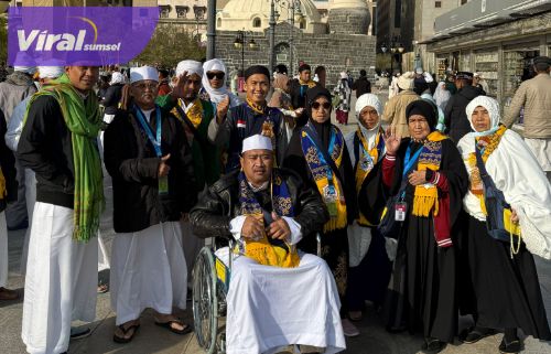 Tour Leader dan Mutowif Zafa Tour Lebih Perhatian Dalam Mendampingi Jamaah Umroh. Foto : viralsumsel.com