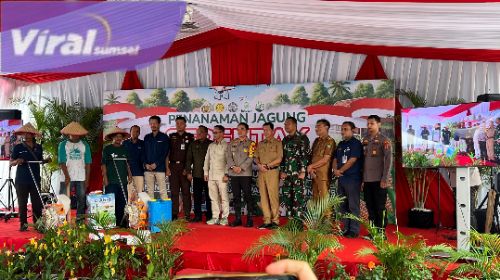 Sinergi dengan Polres Muara Enim, Bukit Asam (PTBA) Turut mendukung penanaman Jagung serentak. Foto : viralsumsel.com