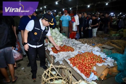 Pj Gubernur Sumsel Elen Setiadi Sidak Pasar Pasar Induk Jakabaring. Foto : viralsumsel.com /win