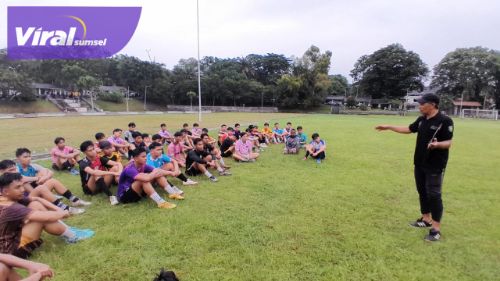 M Patra pelatih Fisip United Unsri saat pimpin latihan jelang Liga 4 di Lapangan Sepak Bola Unsri. Foto : viralsumsel.com /asa
