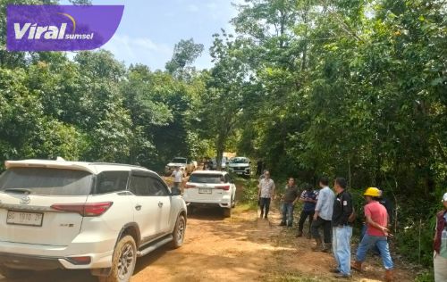 Camat Sungai Keruh Tinjau Langsung Tumpahan Minyak di Sungai Dua, PT Medco Energy Telah Siapkan Mekanisme Ganti Rugi. Foto : viralsumsel.com /dev