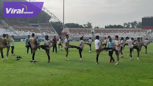 Para pemain Sriwijaya FC berlatih di Stadion Gelora Sriwijaya, Palembang. Foto : mosfc