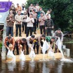 Tebar Seratus Ribu Bibit Ikan di Danau Ulak Lia Kabupaten Muba, 80.000 Ekor Diantaranya Ikan Jelawat. Foto : viralsumsel.com /dev
