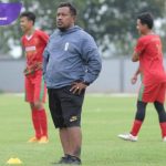 Coach Joko Nugroho pelatih PersiOKUT Tria ssat memberikan instruksi pada sesi latihan di Stadion Tebatsari, Martapura, OKU Timur. Foto : viralsumsel.com /asa