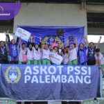 Euforia, pemain, pelatih dan ofisial Brawijaya Angel usai meraih gelar juara Open Turnamen Sepak Bola Wanita U-17 Piala Ketua Askot PSSI Palembang 2025. Foto : viralsumsel.com /asa