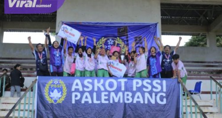 Euforia, pemain, pelatih dan ofisial Brawijaya Angel usai meraih gelar juara Open Turnamen Sepak Bola Wanita U-17 Piala Ketua Askot PSSI Palembang 2025. Foto : viralsumsel.com /asa