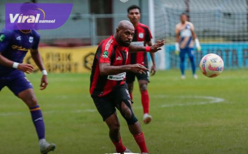 Boaz Solossa Selamatkan Persipura dari Kekalahan. Foto : igpersipura