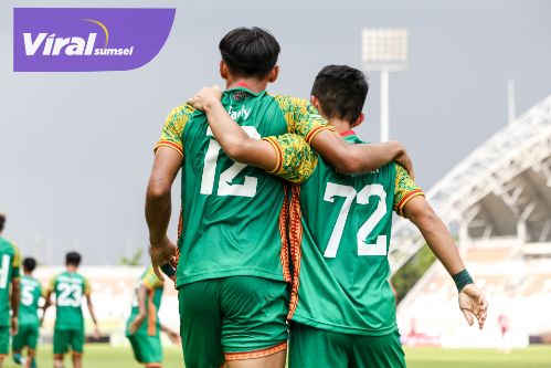 Para pemain Sriwijaya FC selebrasi usai cetak gol ke gawang Nusantara United pada laga kedua Playoff Degradasi Liga 2.. Foto : mosfc