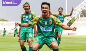 Para pemain Sriwijaya FC selebrasi usai cetak gol ke gawang Nusantara United pada laga kedua playoff degradasi Liga 2. Foto : mosfc