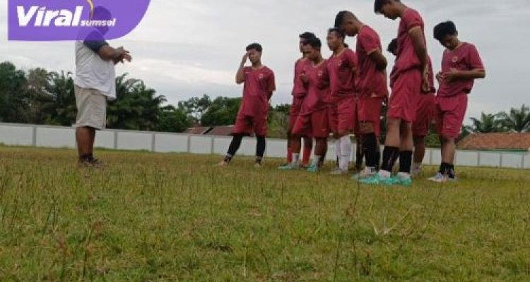 Para pemain PersiOKUT Tria sebelum laga uji coba di Stadion Tebatsari, OKU Timur. Foto : viralsumsel.com /asa