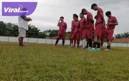 Para pemain PersiOKUT Tria sebelum laga uji coba di Stadion Tebatsari, OKU Timur. Foto : viralsumsel.com /asa
