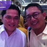 John Aprijaya Manajer Fisip United Unsri silfie dengan Ketua Umum PSSI Erick Thohir. Foto : viralsumsel.com /asa