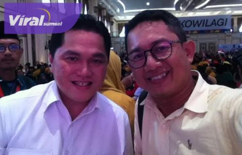 John Aprijaya Manajer Fisip United Unsri silfie dengan Ketua Umum PSSI Erick Thohir. Foto : viralsumsel.com /asa John Aprijaya Manajer Fisip United Unsri silfie dengan Ketua Umum PSSI Erick Thohir. Foto : viralsumsel.com /asa