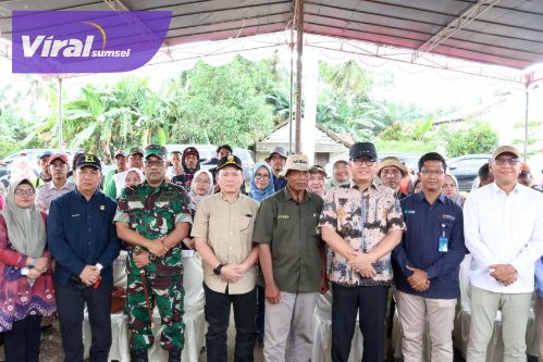 Pj Gubernur Sumsel Elen Setiadi saat Peninjauan Serap Gabah Petani Bulog Wilayah Sumsel Babel di Desa Telang Sari  Kecamatan Tanjung Lago Kabupaten Banyuasin, Sabtu (25/1/2024). Foto : viralsumsel.com /win