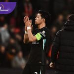 Gelandang Liverpool Wataru Endo aplaus kepada supporter usai laga kontra PSV Eindhoven. Foto : igliverpool