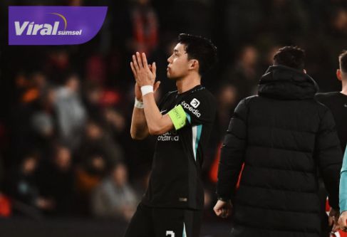 Gelandang Liverpool Wataru Endo aplaus kepada supporter usai laga kontra PSV Eindhoven. Foto : igliverpool