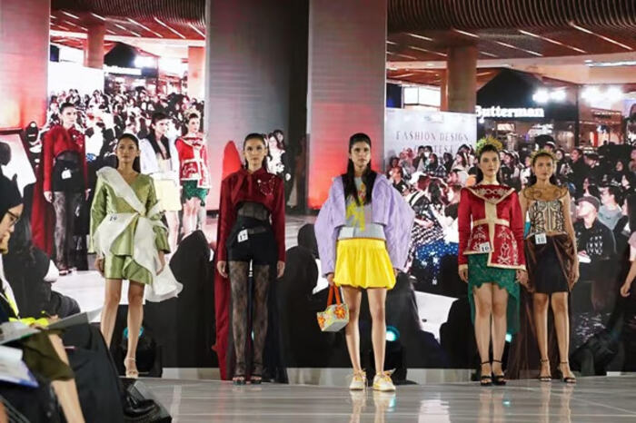 Mahasiswa Fashion Program School of Design BINUS University Berhasil Raih Penghargaan di Grand Final Fashion Design Contest YouC1000. Foto: viralsumsel.com